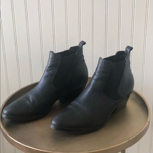 AQUATALIA FALCO CHELSEA LEATHER ANKLE BOOT. BLACK. SIZE: 6